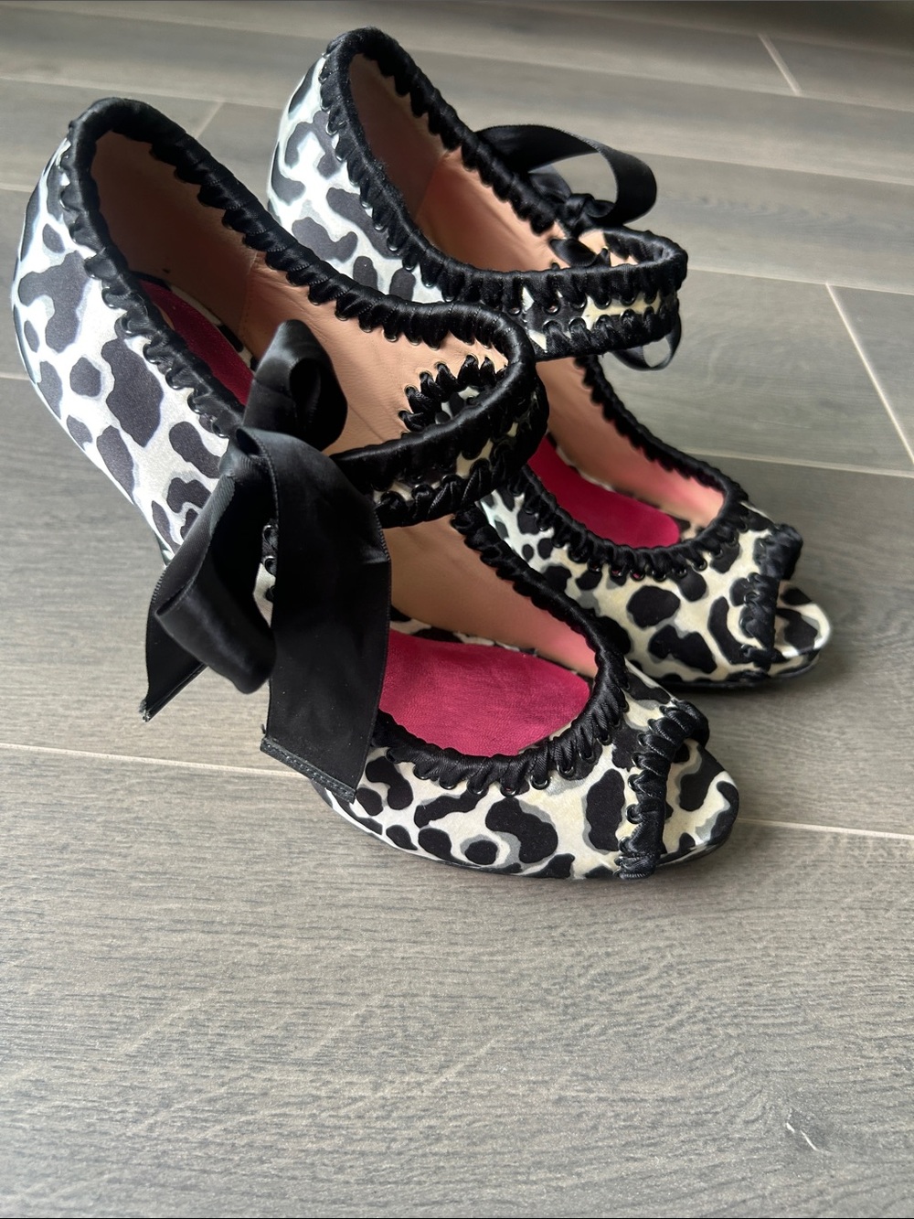 Betsey Johnson Mary Jane Bow Peep Toe Pumps Black White Animal Print Heels Sz 7 - Picture 3 of 15